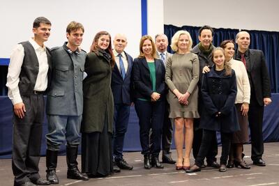 W ramach Tygodnia Kultury Polskiej w Bari odbył się spektakl poświęcony Irenie Sendlerowej. Na zdj. aktorzy, reżyser spektaklu i przedstawiciele IPN