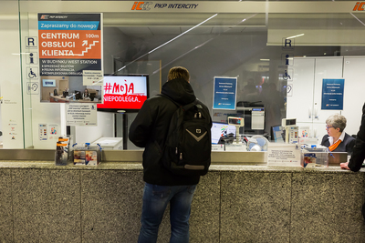 Kampania IPN na dworcu PKP Warszawa Zachodnia przypominająca o setnej rocznicy odzyskania przez Polskę Niepodległości