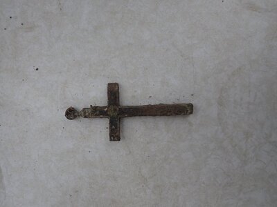 Odnaleziony różaniec (fot. P. Kędziora-Babiński, BUWiM IPN)