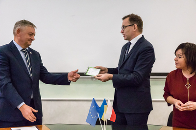 Prezes IPN Jarosław Szarek przekazał na ręce rektora uniwersytetu Serhija Kopyłowa kopie dokumentów z Archiwum IPN – 22 listopada 2018. Fot. Sławek Kasper (IPN)