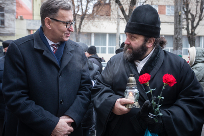 Złożenie kwiatów pod pomnikiem ofiar represji sowieckich – Chmielnicki, 23 listopada 2018. Fot Sławek Kasper (IPN)