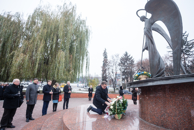 Złożenie kwiatów pod pomnikiem ofiar represji sowieckich – Chmielnicki, 23 listopada 2018. Fot Sławek Kasper (IPN)