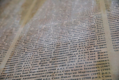 W kaplicy umieszczono tablice z nazwiskami miejscowych ofiar „operacji polskiej” NKWD. Fot. Sławek Kasper (IPN)