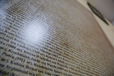 W kaplicy umieszczono tablice z nazwiskami miejscowych ofiar „operacji polskiej” NKWD. Fot. Sławek Kasper (IPN)