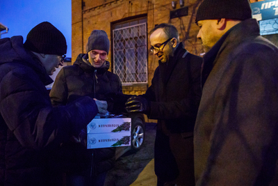 Przekazanie gier IPN przedstawicielowi miejscowej Polonii przed dawnym Domem Polskim w Chmielnickim. Fot. Sławek Kasper (IPN)