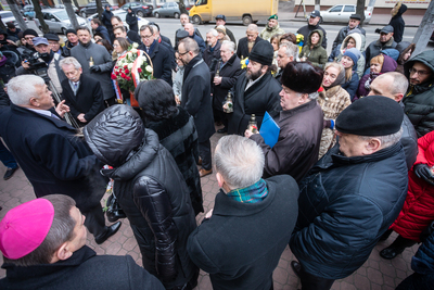 Złożenie kwiatów pod pomnikiem ofiar represji sowieckich – Chmielnicki, 23 listopada 2018. Fot Sławek Kasper (IPN)