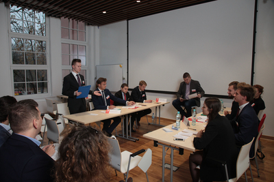 Półfinał pierwszego turnieju oksfordzkich debat historycznych dla studentów. Fot. Piotr Życieński (IPN)