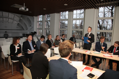 Półfinał pierwszego turnieju oksfordzkich debat historycznych dla studentów. Fot. Piotr Życieński (IPN)