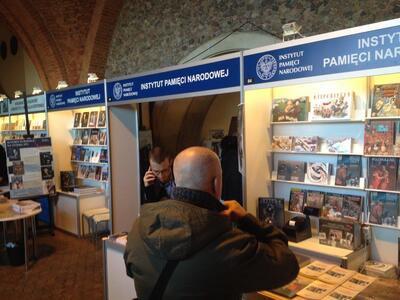Stoisko IPN (nr 84) na XXVII Targach Książki Historycznej w Warszawie