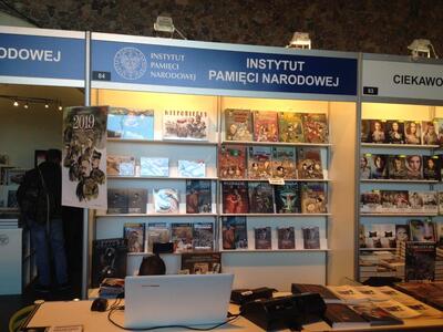 Stoisko IPN (nr 84) na XXVII Targach Książki Historycznej w Warszawie