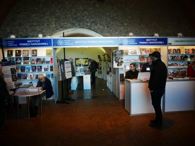 Stoisko IPN (nr 84) na XXVII Targach Książki Historycznej w Warszawie