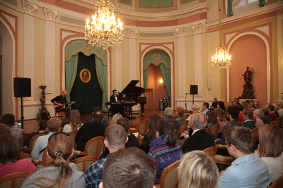 „Tryptyk Niepodległa” – koncert Krzysztofa Iwaneczki podczas XXVII Targów Książki Historycznej w Warszawie – 1 grudnia 2018. Fot. Piotr Życieński (IPN)