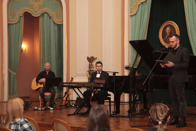 „Tryptyk Niepodległa” – koncert Krzysztofa Iwaneczki podczas XXVII Targów Książki Historycznej w Warszawie – 1 grudnia 2018. Fot. Piotr Życieński (IPN)