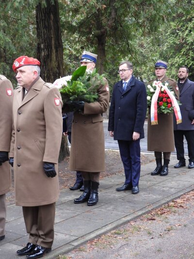 Wieniec składa prezes Instytutu Pamięci Narodowej dr Jarosław Szarek – 6 grudnia 2018. Fot. Mateusz Niegowski (IPN)