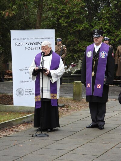 Ksiądz infułat prof. dr Jan Miazek z Kurii Metropolitalnej oraz ksiądz por. Daniel Piejko z Ordynariatu Polowego – 6 grudnia 2018. Fot. Mateusz Niegowski (IPN)
