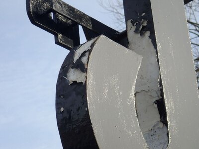 Pomnik żołnierzy Konspiracyjnego Wojska Polskiego w Radomsku przed remontem