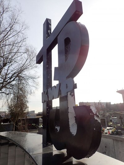 Pomnik żołnierzy Konspiracyjnego Wojska Polskiego w Radomsku przed remontem