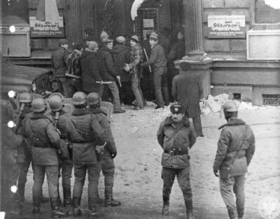 Milicja przygotowuje się do zajęcia siedziby Zarządu Regionu łódzkiej „Solidarności”, 13 grudnia 1981 r.  IPN Ld 633/25