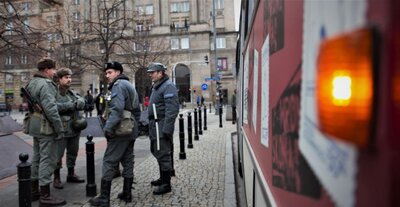 Autobus stanu wojennego na ulicach Warszawy – 13 grudnia 2018