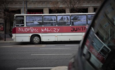 Autobus stanu wojennego na ulicach Warszawy – 13 grudnia 2018