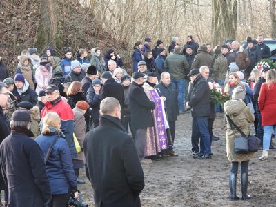 Pogrzeb szczątków ofiar niemieckich zbrodni ekshumowanych na terenie Fortu III – Pomiechówek, 15 grudnia 2018 (fot. Mateusz Niegowski)