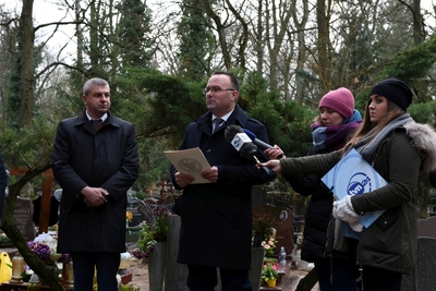 Spotkanie dla upamiętnienia trzynastu ofiar Grudnia ’70 oraz legendarnych działaczy opozycji – Edmunda Bałuki i Mariana Jurczyka spoczywających na Cmentarzu Centralnym w Szczecinie.