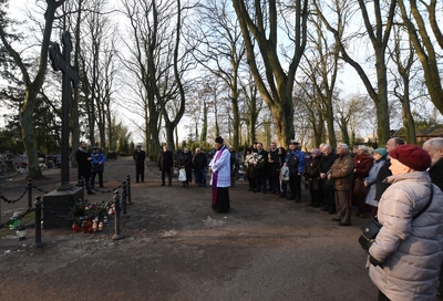 Spotkanie dla upamiętnienia trzynastu ofiar Grudnia ’70 oraz legendarnych działaczy opozycji – Edmunda Bałuki i Mariana Jurczyka spoczywających na Cmentarzu Centralnym w Szczecinie.
