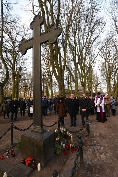 Spotkanie dla upamiętnienia trzynastu ofiar Grudnia ’70 oraz legendarnych działaczy opozycji – Edmunda Bałuki i Mariana Jurczyka spoczywających na Cmentarzu Centralnym w Szczecinie.