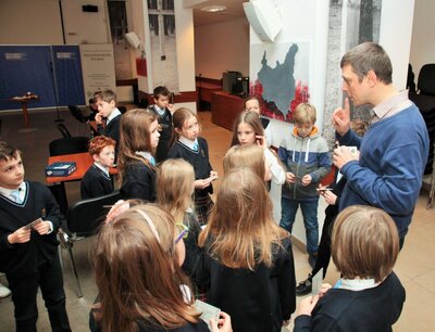 Betlejemskie Światło Pokoju w Instytucie Pamięci Narodowej. Fot. Piotr Życieński (IPN)