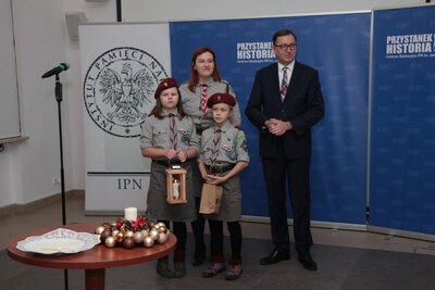 Betlejemskie Światło Pokoju w Instytucie Pamięci Narodowej. Fot. Piotr Życieński (IPN)