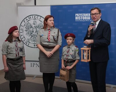 Betlejemskie Światło Pokoju w Instytucie Pamięci Narodowej. Fot. Piotr Życieński (IPN)