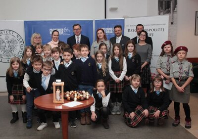 Betlejemskie Światło Pokoju w Instytucie Pamięci Narodowej. Fot. Piotr Życieński (IPN)