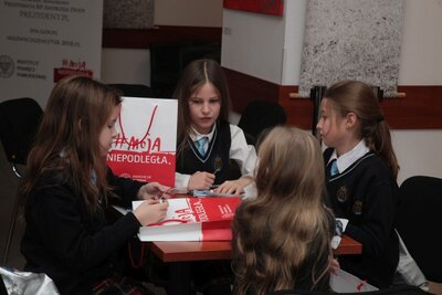 Betlejemskie Światło Pokoju w Instytucie Pamięci Narodowej. Fot. Piotr Życieński (IPN)