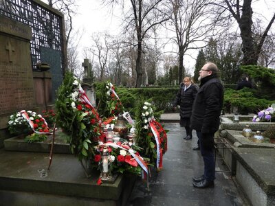 Dyrektor Biura Upamiętniania Walk i Męczeństwa IPN Adam Siwek przy grobie Romana Dmowskiego – 2 stycznia 2019. Fot Mateusz Niegowski (IPN)