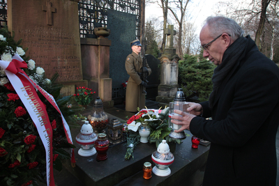 Wiceprezes IPN Krzysztof Szwagrzyk przy grobie Romana Dmowskiego – 2 stycznia 2019. Fot. Piotr Życieński (IPN)
