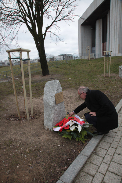 Wiceprezes IPN Krzysztof Szwagrzyk przy Dębie Niepodległości upamiętniającym Romana Dmowskiego. Fot. Piotr Życieński (IPN)