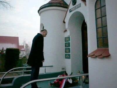 Wiceprezes IPN Mateusz Szpytma przy grobie Wincentego Witosa – Wierzchosławice, 20 stycznia 2019. Fot. Tomasz Kowalski (IPN)