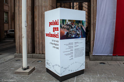 Wystawa „Polski gen wolności. 150 lat walk o niepodległość” na dziedzińcu MEN – 23 stycznia – 30 kwietnia 2019. Fot. Marcin Jurkiewicz (IPN)