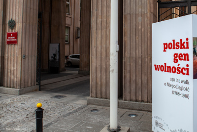 Wystawa „Polski gen wolności. 150 lat walk o niepodległość” na dziedzińcu MEN – 23 stycznia – 30 kwietnia 2019. Fot. Marcin Jurkiewicz (IPN)