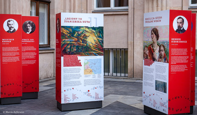 Wystawa „Polski gen wolności. 150 lat walk o niepodległość” na dziedzińcu MEN – 23 stycznia – 30 kwietnia 2019. Fot. Marcin Jurkiewicz (IPN)