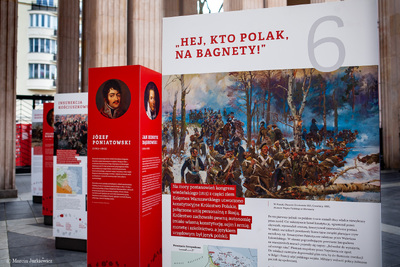 Wystawa „Polski gen wolności. 150 lat walk o niepodległość” na dziedzińcu MEN – 23 stycznia – 30 kwietnia 2019. Fot. Marcin Jurkiewicz (IPN)