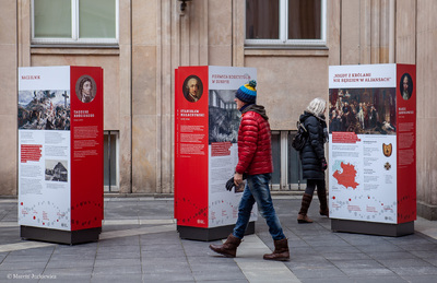 Wystawa „Polski gen wolności. 150 lat walk o niepodległość” na dziedzińcu MEN – 23 stycznia – 30 kwietnia 2019. Fot. Marcin Jurkiewicz (IPN)