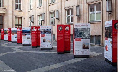 Wystawa „Polski gen wolności. 150 lat walk o niepodległość” na dziedzińcu MEN – 23 stycznia – 30 kwietnia 2019. Fot. Marcin Jurkiewicz (IPN)