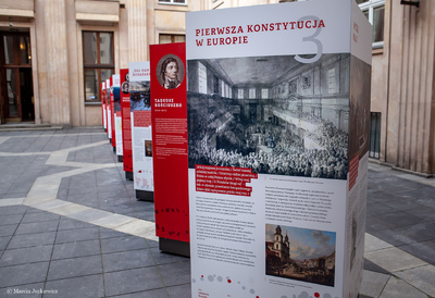 Wystawa „Polski gen wolności. 150 lat walk o niepodległość” na dziedzińcu MEN – 23 stycznia – 30 kwietnia 2019. Fot. Marcin Jurkiewicz (IPN)
