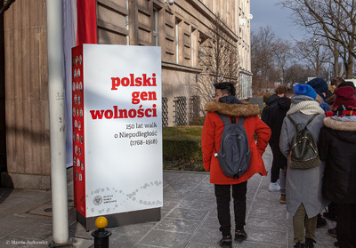 Wystawa „Polski gen wolności. 150 lat walk o niepodległość” na dziedzińcu MEN – 23 stycznia – 30 kwietnia 2019. Fot. Marcin Jurkiewicz (IPN)