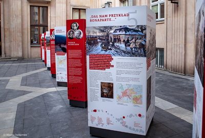 Wystawa „Polski gen wolności. 150 lat walk o niepodległość” na dziedzińcu MEN – 23 stycznia – 30 kwietnia 2019. Fot. Marcin Jurkiewicz (IPN)