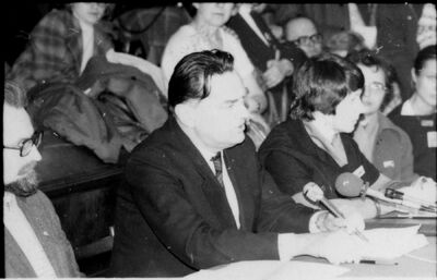 Konferencja prasowa Komitetu Obrony Więzionych za Przekonania, zajezdnia MZK przy ul. Młynarskiej w Warszawie, z udziałem m.in. mec. Jana Olszewskiego, 23.04.1981 r. (akta sygn. IPN BU 024/228)