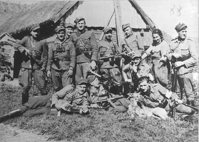 Żołnierze V Wileńskiej Brygady AK szwadronu Mariana Plucińskiego ps. &amp;amp;quot;Mścisław&amp;amp;quot;, por. Marian Pluciński ps. „Mścisław”, por. Henryk Wieliczko ps. „Lufa”, Danuta Siedzikówna ps. „Inka”,  ps. „Znicz”; lata 1945 – 1946. (AIPN)