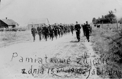 Żołnierze 1 szwadronu V Wileńskiej Brygady AK w kolumnie czwórkowej wchodzi do Jabłonny Lackiej, 1947 r. (AIPN)