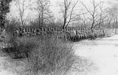 Żołnierze V Wileńskiej Brygady AK, drugi z lewej  w pierwszym szeregu Władysław  Łuksiuk ps. „Młot”, za nim, częściowo zasłonięty, Lucjan Minkiewicz ps. „Wiktor”, w białym stroju Wanda Minkiewicz ps. „Danka”; Mężenin, 1946 r. (AIPN)